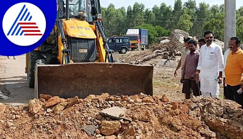 Farmer Protests Against Injustice By Demolishing Road in Kolar pod