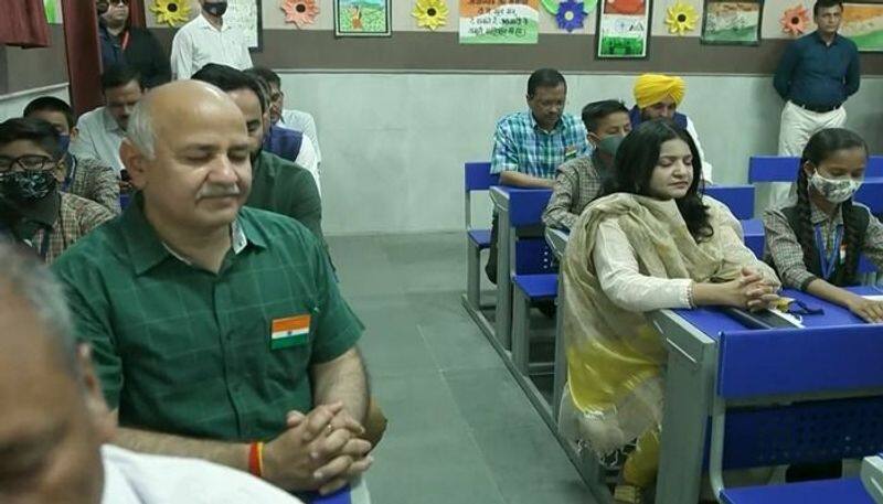 CMs Kejriwal, Bhagwant Mann attend class on 'Deshbhakti'