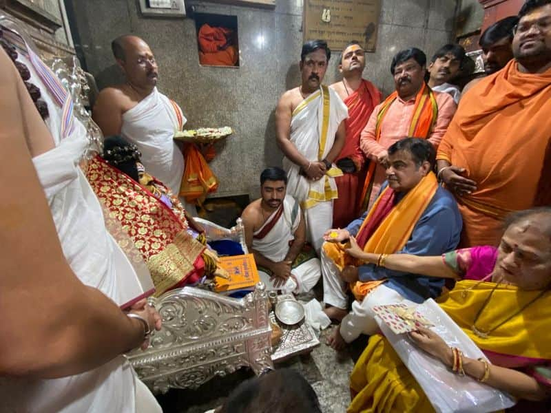 Nitin Gadkari performs darshan and pooja at ganagapur dattatreya rbj