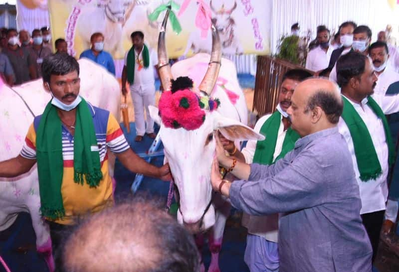 Vijayapura Farmers Gives Gifts To CM Basavaraj Bommai After inaugurates water irrigation project rbj