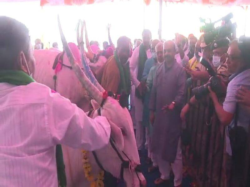 Vijayapura Farmers Gives Gifts To CM Basavaraj Bommai After inaugurates water irrigation project rbj