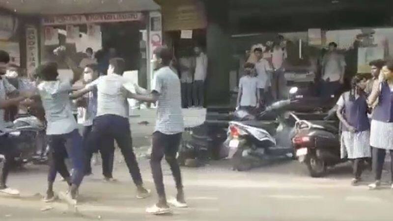 Government school students fight of the road in coimbatore