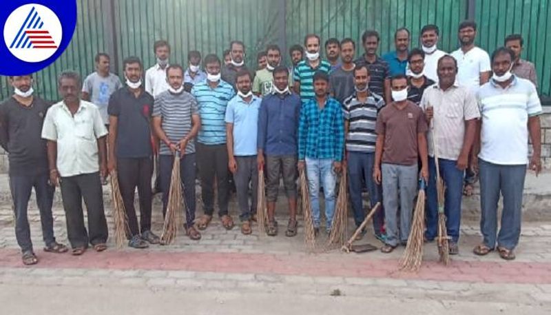 Lecturers Did Road Clean in Koppal During International Labor Day grg