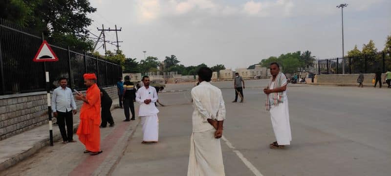 Lecturers Did Road Clean in Koppal During International Labor Day grg