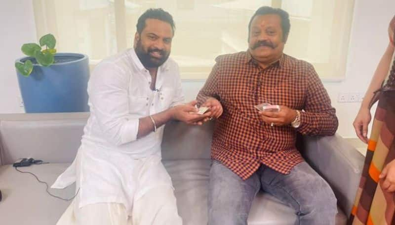 actor  suresh gopi gives kaineettam to tiny tom