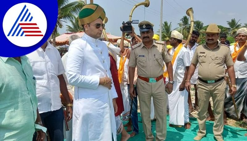 mysore Yaduveer Krishnadatta Chamaraja Wadiyar visited  kolkunte village in  Davanagere gow 