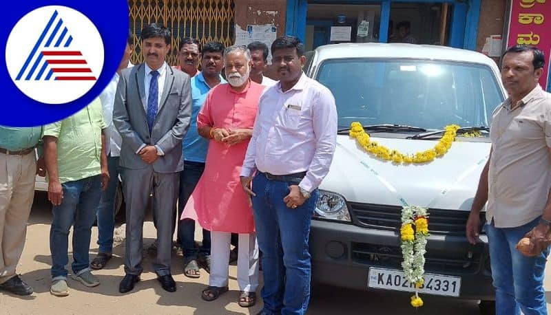 Two Maruti Eco Vehicles Transfer To Government Model School Of Tiptur gvd