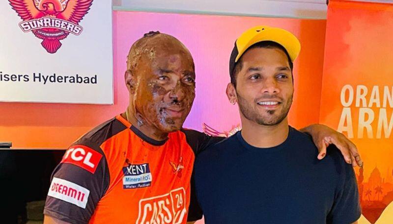 IPL 2022 Vishnu Vinod with Brian Lara when west indies legend celebrated 53rd birthday in Sunrisers Hyderabad camp