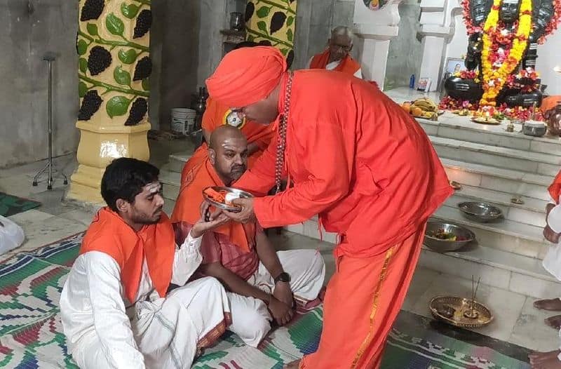 kudalasangama Madeshwar Seer gives diksha to Kannadiga Who Living In America rbj