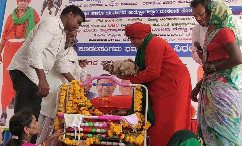 kudalasangama Madeshwar Seer gives diksha to Kannadiga Who Living In America rbj