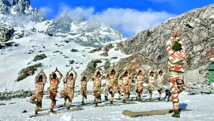  ITBP के हिमवीरों ने 17000 फीट की ऊंचाई पर किया योगा, दिखाया भारतीय जवानों का हौसला, देखें वीडियो-फोटोज