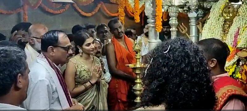 Actress Pooja hegde Vistis Udupi Kaapu Mariyamma Temple and Blessed hls 