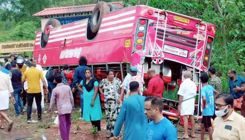 Private bus to Kannur from Kasaragod met with accident at Cheruvathur many injured