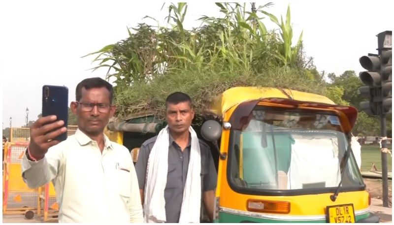 Autoriksha drivers effort to save passengers from heat wave