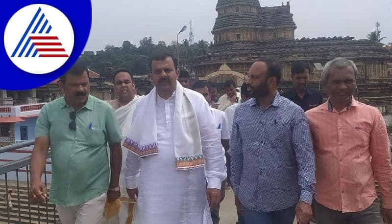 Minister V Sunil Kumar visits Sringeri Sharada Peetham gvd