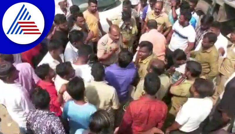 Auto drivers protest demanding road repairs in gadag gvd