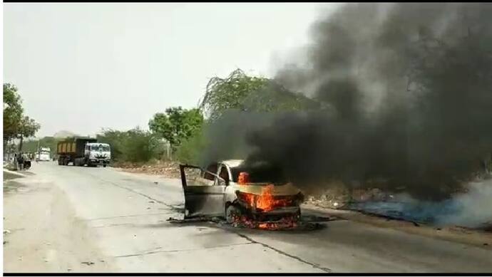 सीकर में द बर्निंग कारः बीच सड़क धू-धूकर जली कार और लॉक हो गए गेट, अंदर बचाओ-बचाओ चिल्लाते रहे 2 दोस्त