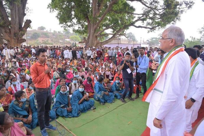 छत्तीसगढ़ में भेंट-मुलाकात अभियान : प्रोटोकॉल तोड़ जनता के बीच पहुंचे CM भूपेश बघेल, हालचाल जाना, आशीर्वाद लिया