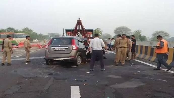 यमुना एक्सप्रेस-वे पर भीषण हादसा, तेज रफ्तार कार की अज्ञात वाहन से टक्कर, एक ही परिवार के 7 लोगों की हुई मौत