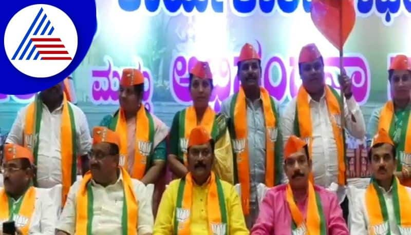 Hospet city municipal council members return to congress who join bjp earlier gow