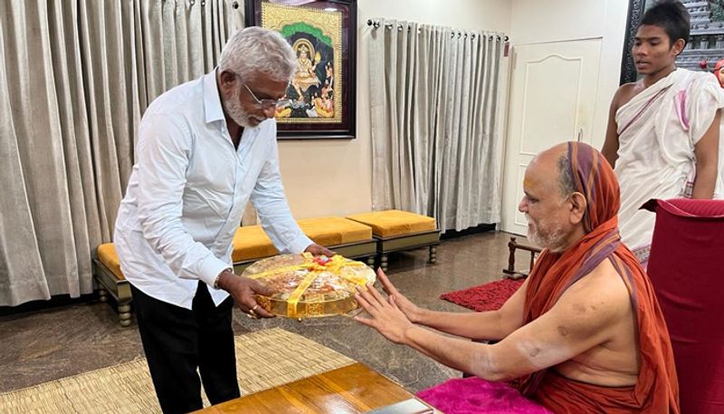 ttd chairman yv subba reddy take blessing from swaroopanandendra in visakhapatnam sarada peetham