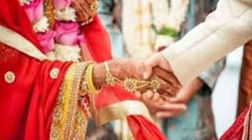 Uttar Pradesh News Relationship broken wedding procession returned empty handed to Sambhal Jaimal Stage groom lifted bride in his lap angry bride XSMN