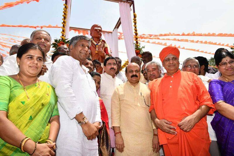 cm basavaraj bommai unveils basaveshwara bronze statue at Dharwad rbj