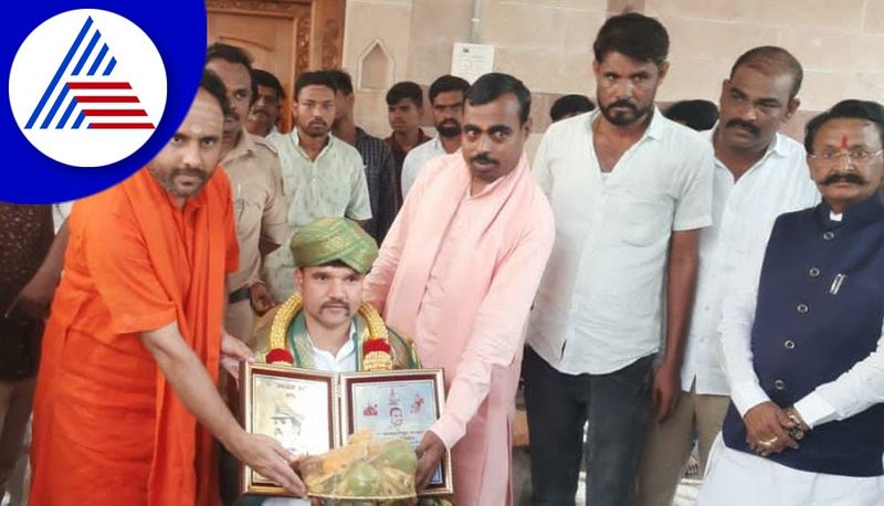 Kayaka Shree Award To IPS Officer Ravi D Channannavar By Yadgir Devapura Srimutt gvd