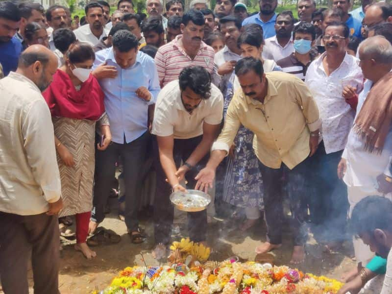 JDS Leader Nikhil Kumaraswamy attend funeral of MLA GT DeveGowda grand daughter ckm