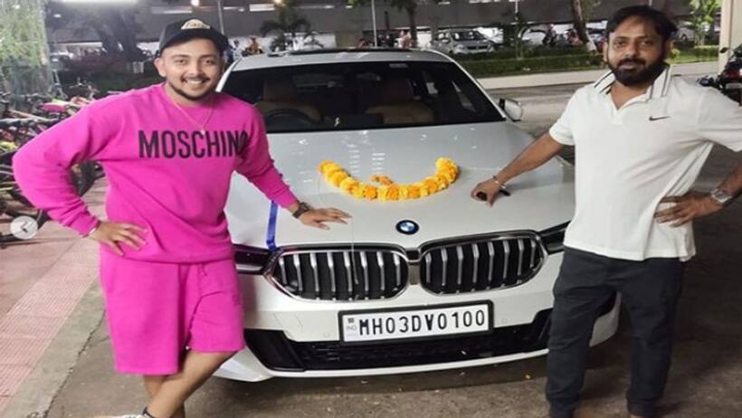 कभी पापा बाइक पर क्रिकेट कोचिंग छोड़ने जाते थे, आज बेटे ने पिता को दी इतनी महंगी कार
