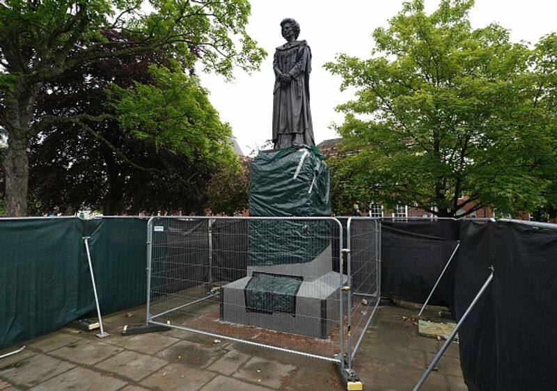 Margaret Thatcher statue egged in her home town 