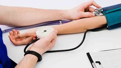 World Hypertension Day 2022: हाइपरटेंशन को 4 गुना तक बढ़ा सकती है आपकी ये 5 आदतें, आज ही कर लें सुधार