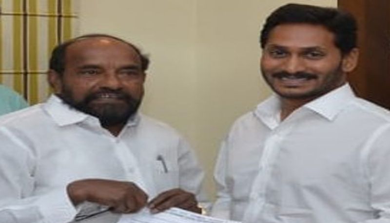 manikrao thakre meets YSRCP MP R Krishnaiah ksm