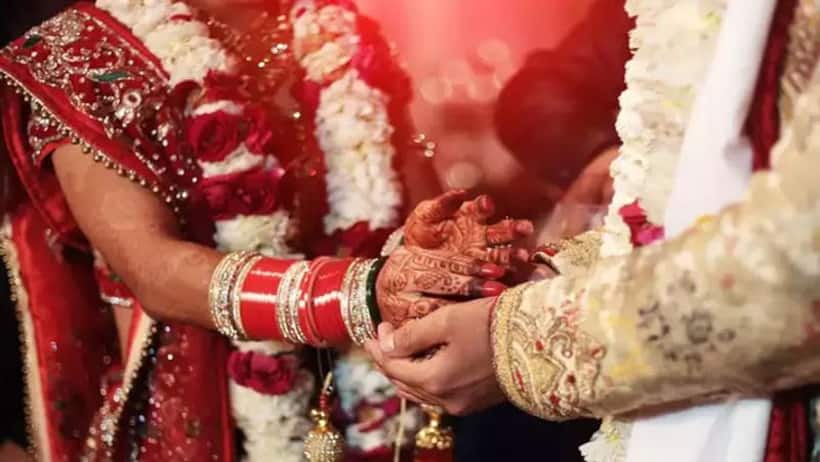  అర్థరాత్రి పెళ్లి... ఆలస్యమౌతోందని పంతులు తిప్పలు.. వీడియో...!