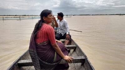 असम में बाढ़ग्रस्त लोगों की मदद के लिए नाव लेकर निकल पड़ी ये IAS, लोगों ने कहा-ऐसे ही अफसर चाहिए