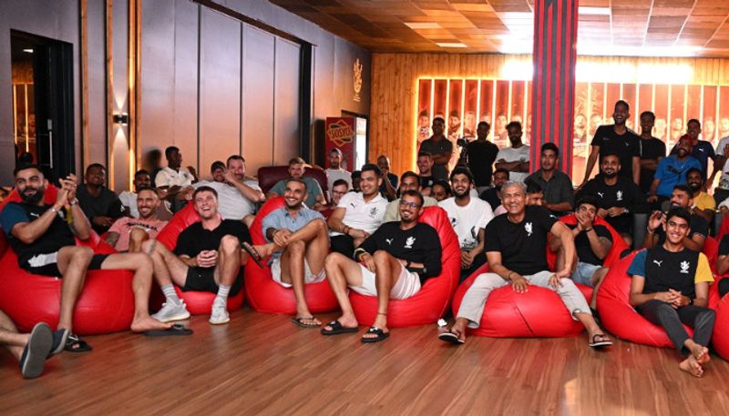 IPL 2022 Royal Challengers Bangalore players watching MI vs DC match images goes viral 