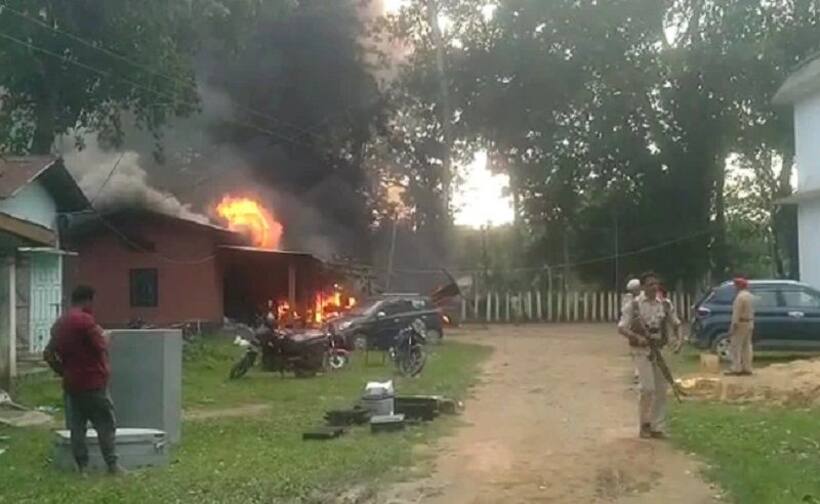 Police Station Set On Fire: క‌స్టోడియ‌ల్ డెత్‌.. పోలీసు స్టేష‌న్ కు నిప్పుపెట్టిన స్థానికులు ! 