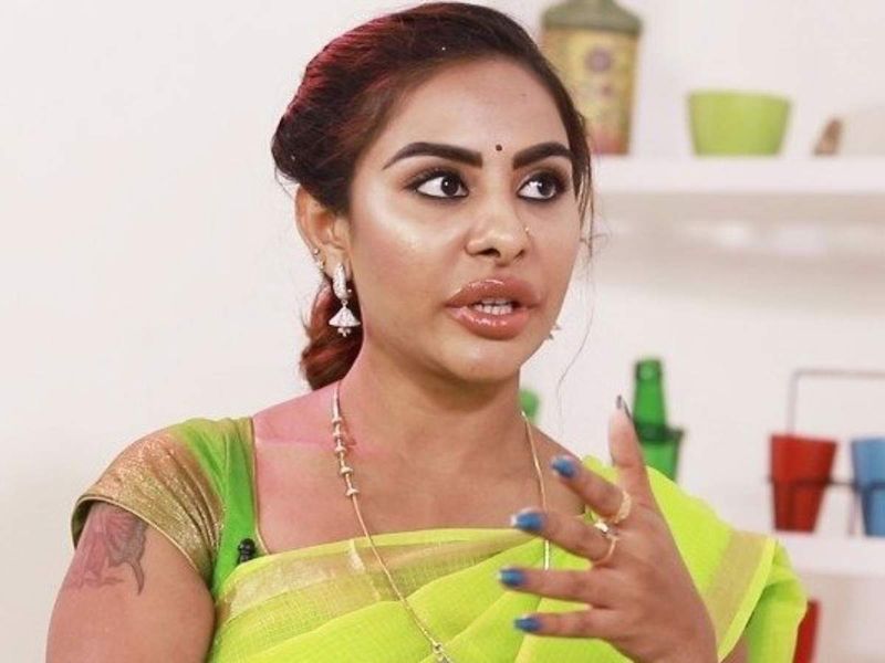 TDP Supporters mass warning to Actor Sri Reddy AKP