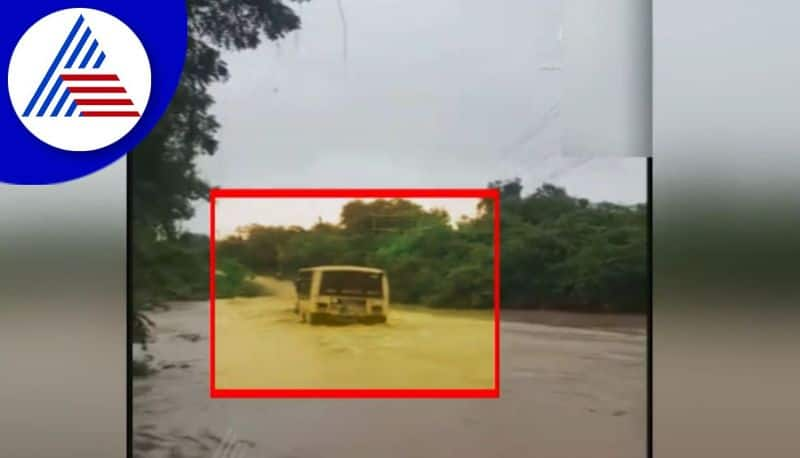 bus driver take adventure step moving the bus in drowned bridge akb