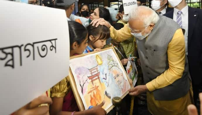 জাপানি শিশুর মুখে হিন্দি, বাংলায় লেখা স্বাগতম কার্ড - টোকিও বিমানবন্দরে অভিনব অভ্যর্থনা মোদীকে