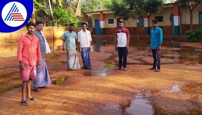 Outrage of the Villagers For Sewage Water Come to School Ground in Vijayanagara grg