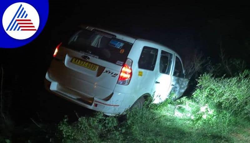 Challakere MLA T Raghumurthy Car Accident at Hiriyur in Chitradurga grg