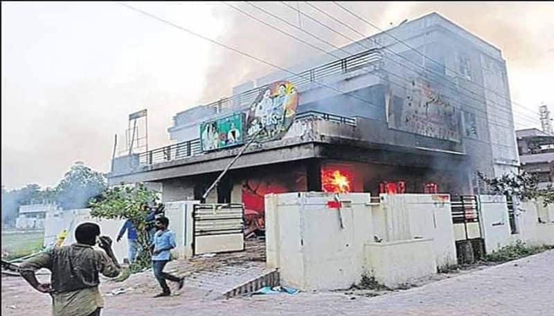 Stone pelting by mob At AP Minister Viswarup House In Amalapuram :Police