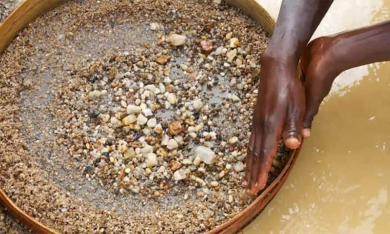 village lady finds coslty diamond in mine at madhya pradesh