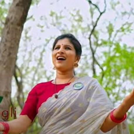 మంగ్లీ అసలు పేరేంటి? పేదరికం నుంచి స్టార్ సింగర్ గా ఆమె కెరీర్ ఎలా సాగిందంటే?