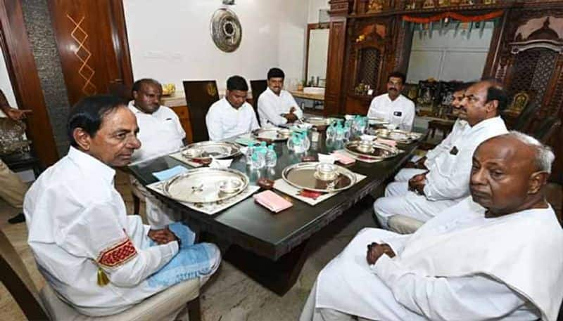 Telangana CM KCR Meets Former PM Deve Gowda in Banglore