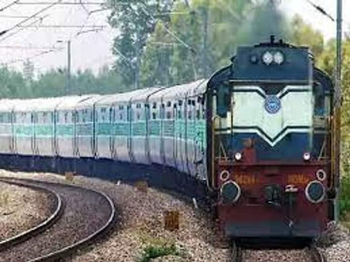 Indian Railway से 2 रुपए का रिफंड चाहता था युवक, नहीं मिलने पर किया केस.. अब IRCTC को देने होंगे 2.43 करोड़