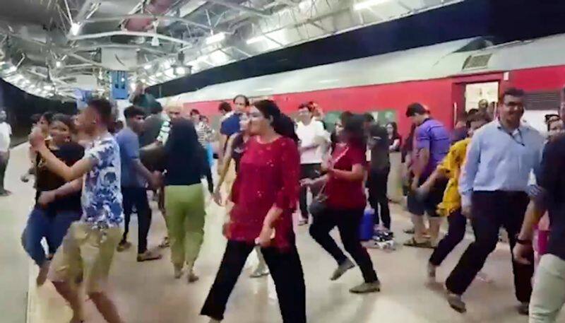 Watch Passengers perform garba as train arrives 20 min early at Ratlam station-tgy