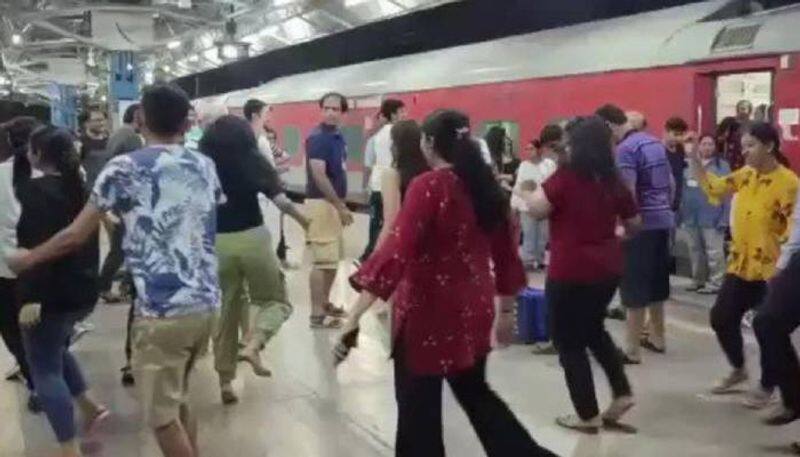 Garba Dance in railway station 