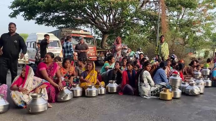 महाराष्ट्र के नासिक की तस्वीरः एक बर्तन भरने में लगते हैं 3 घंटे,लाइनें देख घबराकर मायके भाग जाती हैं दुल्हनें